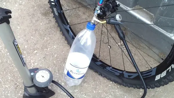 bezpompowy sposób na napompowanie koła rowerowego