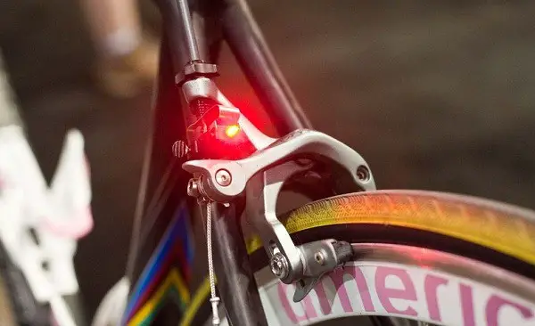Co to jest światło hamowania w rowerze