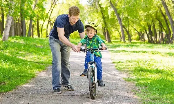 jazda dziecka na rowerze dwukołowym