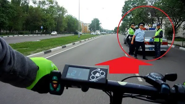 Policja drogowa i rowerzysta elektryczny