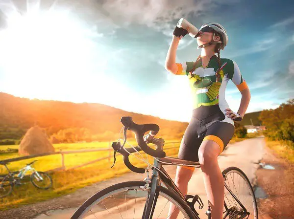 zabrać ze sobą butelkę wody podczas jazdy na rowerze