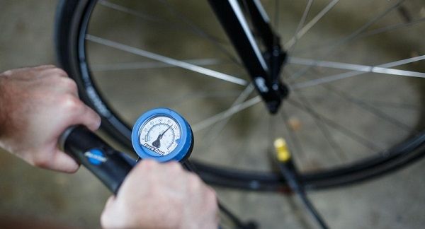 sprawdź poziom ciśnienia w oponach swojego roweru