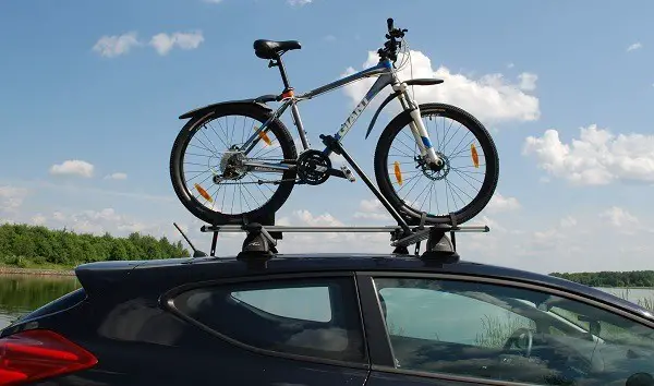 rower na dachu samochodu