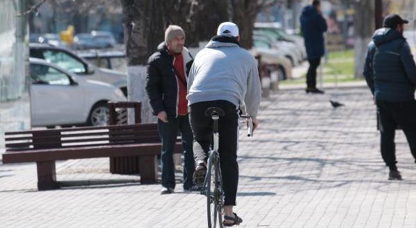 Czy można jeździć rowerem po chodnikach: cechy i zakazy